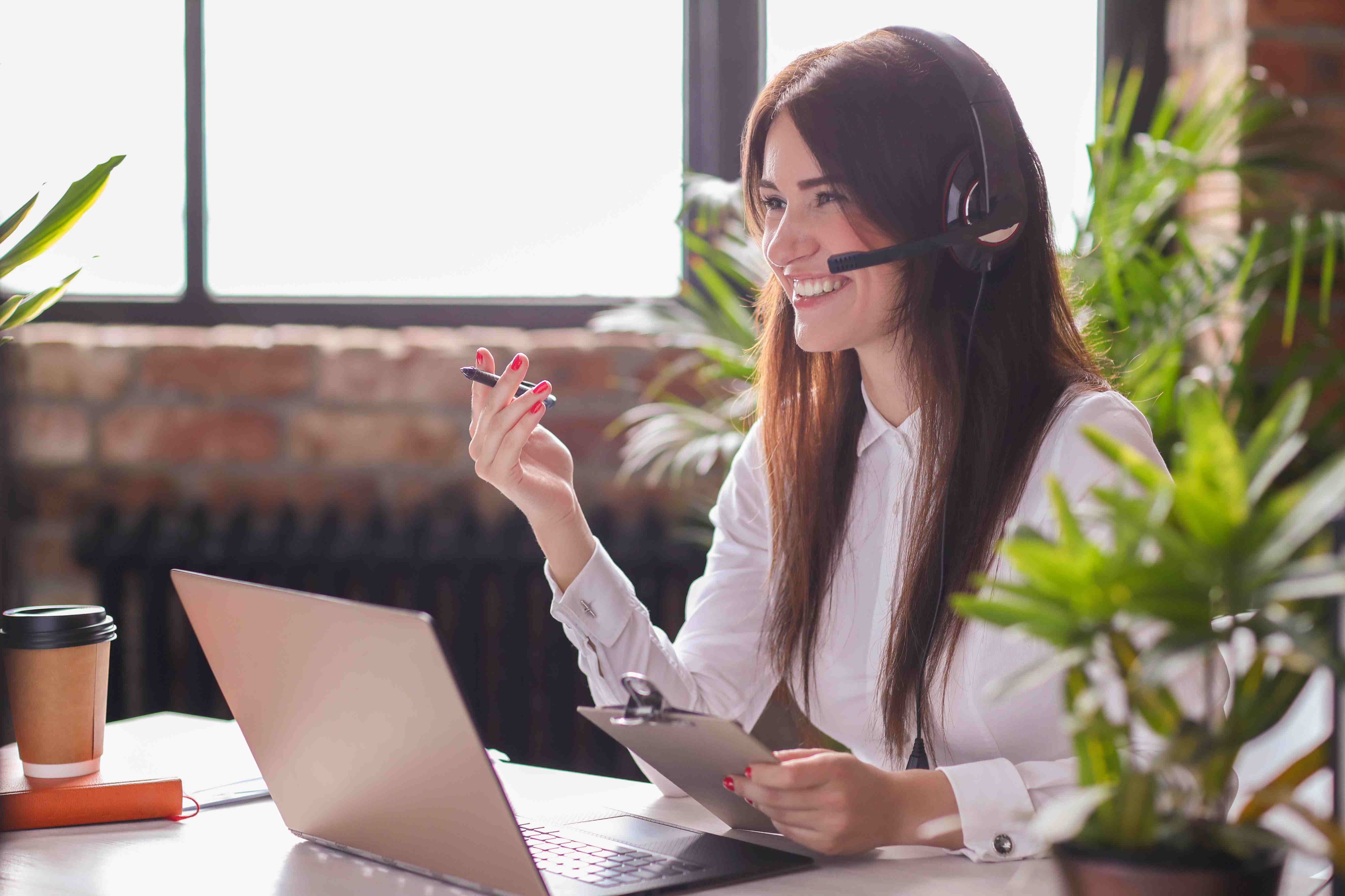 A young woman working in a nearshore contact center